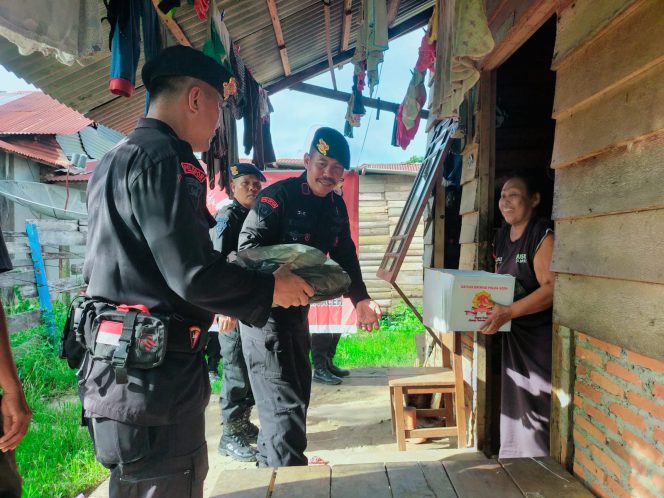 
 Jelang HUT 78, Brimob Aramiyah Berbagi Bansos