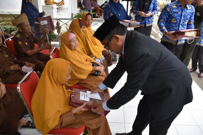 
 Peringatan Hari Pahlawan di Langsa Diwarnai Pemberian Bingkisan untuk Veteran