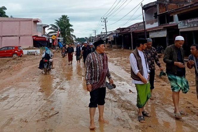 
 Ulama di Aceh Selatan turut memantau lokasi banjir bandang di Trumon Aceh Selatan.