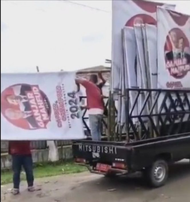 
 Viral Mobil Plat Merah Bawa Ganjar-Mahfud Beredar di Sosmed