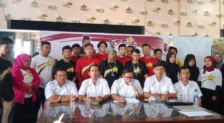 Ketua Kepoin didampingi pengurus pada konferensi pers.