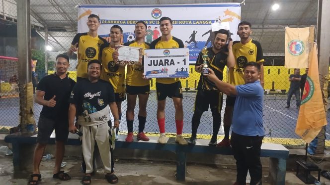 
 Ketua IKA PMII Langsa Novianda menyerahkan Trophy Juara 1.