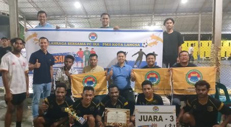 Foto bersama usai pembagian hadiah.