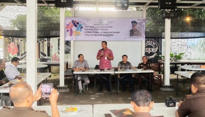
 Kajari Langsa Efrianto sedang berbicara di hadapan wartawan.