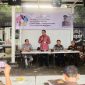 Kajari Langsa Efrianto sedang berbicara di hadapan wartawan.
