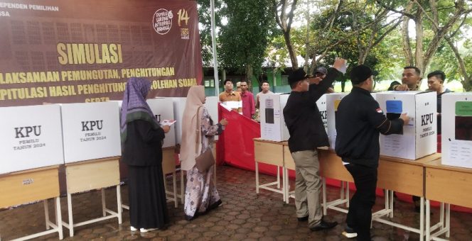 
 Ketua Divisi Teknis Penyelenggaraan KIP Kota Langsa, M Al Fadhal diikuti Sekretaris KIP dan Komisioner Panwaslih Langsa memulai berjalannya proses pemungutan suara.