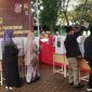 Ketua Divisi Teknis Penyelenggaraan KIP Kota Langsa, M Al Fadhal diikuti Sekretaris KIP dan Komisioner Panwaslih Langsa memulai berjalannya proses pemungutan suara.