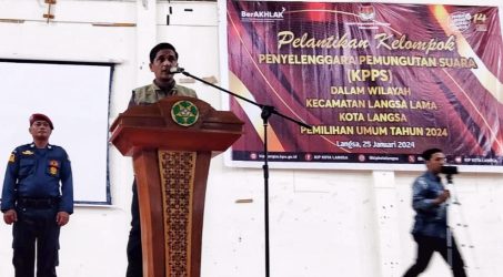 Komisioner KIP Kota Langsa Fauzan Rizal saat menyampaikan amanat Ketua KPU RI pada pelantikan KPPS se Kecamatan Langsa Lama.