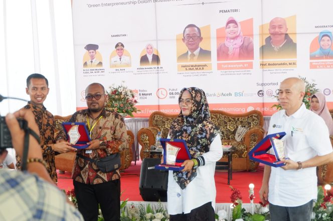 
 Penyerahan penghargaan oleh Ketua STAI Aceh Tamiang