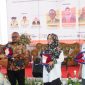 Penyerahan penghargaan oleh Ketua STAI Aceh Tamiang
