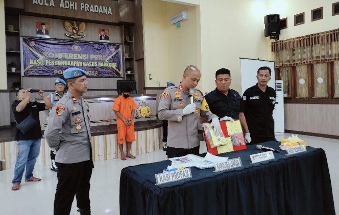 
 Polres Langsa Ringkus Seorang Kurir dengan Sabu 1.035 Gram, Tiga DPO