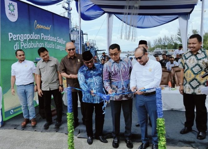 
 Potong pita menandai dimulainya trading sulfur di pelabuhan Kuala Langsa.