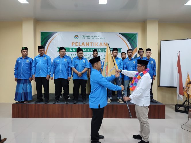 
 Penyerahan Pataka/Bendera IKA PMII oleh Bendahara Umum PB IKA PMII.