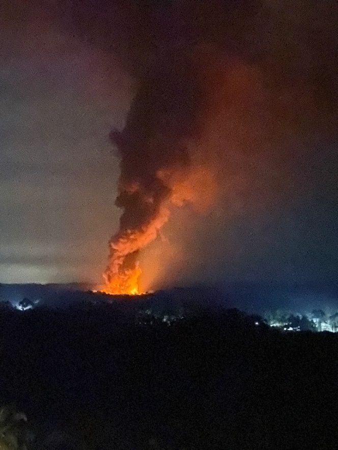 
 Foto dari atas bukit dari lokasi kejadian ledakan sumur minyak ilegal di Alue Canang, Aceh Timur.
