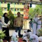 Kabid Perpustakaan Kota Langsa, Eddy Mukhti saat melakukan poadcast dengan mobil pustaka keliling di SD N 1 Langsa.