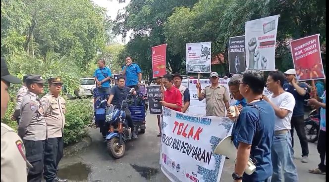 
 Dihadang Polisi, Massa Aksi Tolak RUU Penyiaran di Kota Langsa Ancam Blokade Jalan