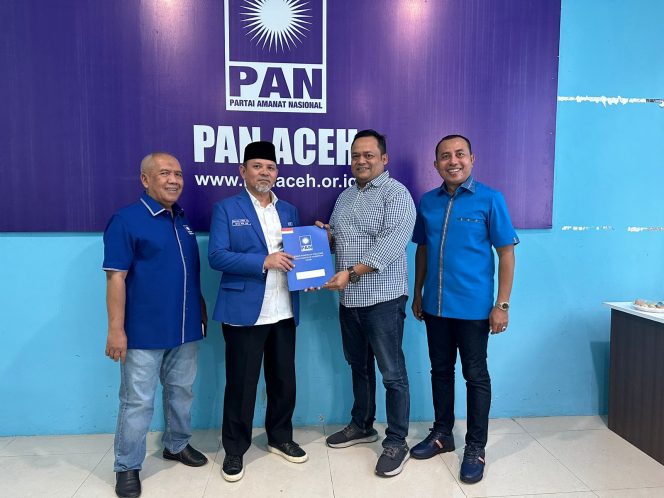 
 Penyerahan Rekomendasi DPP PAN oleh Ketua DPW PAN Aceh kepada Asrizal H Asnawi.