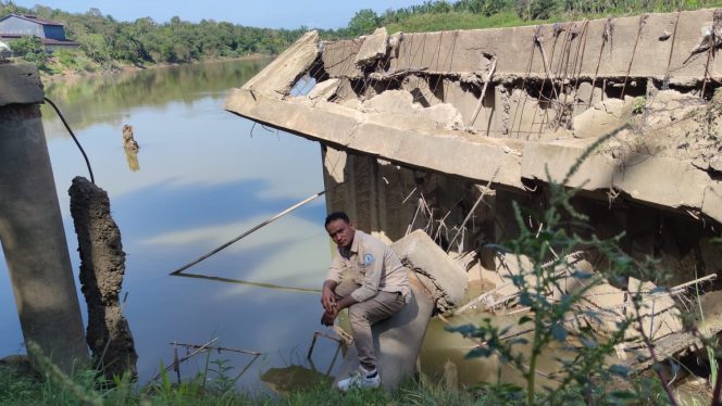 
 Wakil Ketua MAPEL Aceh, Khairul Fadli memantau langsung Sheet Pile Titi Kuning Rantau.