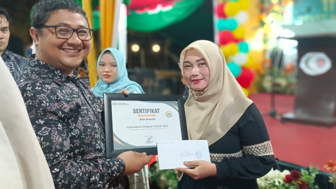 
 Kepala Klinik Cut Meutia, dr Teuku Aprizal Adritama, menyerahkan penghargaan kepada Gita Girasti.