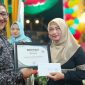 Kepala Klinik Cut Meutia, dr Teuku Aprizal Adritama, menyerahkan penghargaan kepada Gita Girasti.