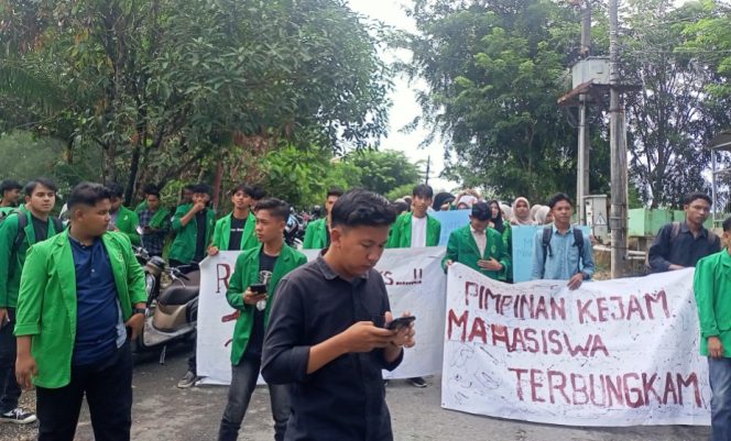 
 Mahasiswa IAIN Langsa Demo Rektor Desak Turunkan Dekan FUAD