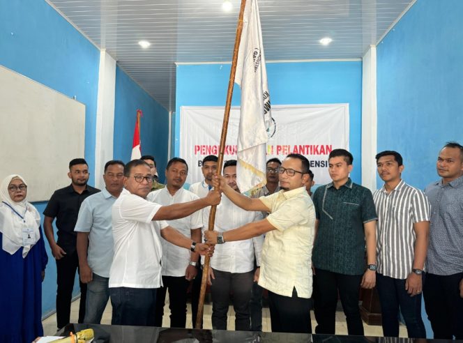 
 Ketua Gapensi Aceh menyerahkan pataka Gapensi kepada Halid, ST sebagai Ketua Gapensi Kota Langsa.
