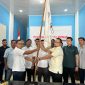 Ketua Gapensi Aceh menyerahkan pataka Gapensi kepada Halid, ST sebagai Ketua Gapensi Kota Langsa.