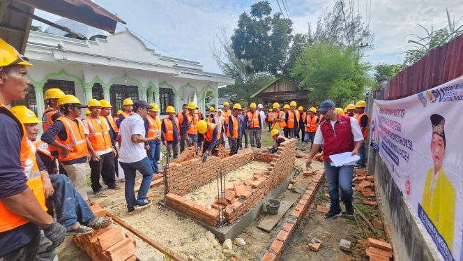 
 Peserta Sertifikasi Praktek Lapangan dipandu tim Asesor dari Kementerian PUPR. Jum'at (13/12/2024).