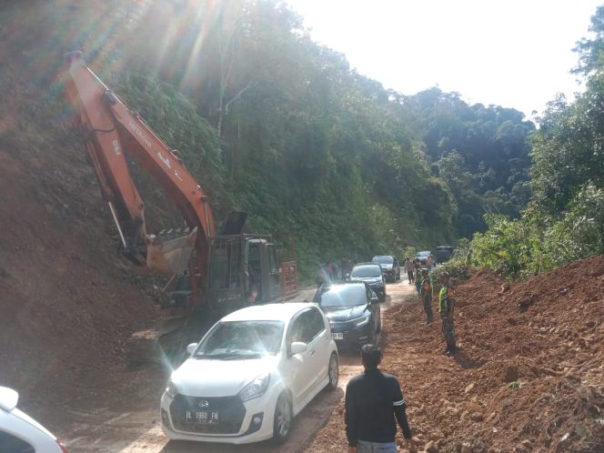 
 Kodim 0104/Atim Evakuasi Longsor, Lintas Peunaron-Serbajadi Kembali Lancar