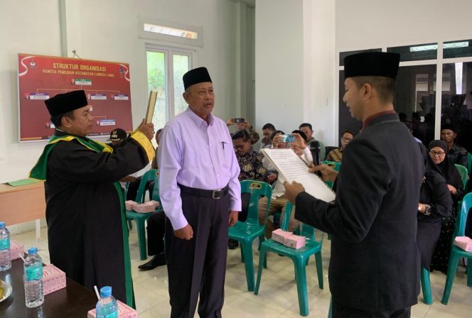 
 Wagimin, KS (baju putih) saat mengucap sumpah.