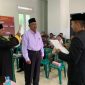 Wagimin, KS (baju putih) saat mengucap sumpah.