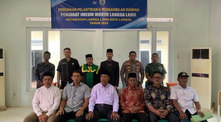 Pj Imeum Mukim Wagimin, KS foto bersama tamu undangan usai pelantikan.