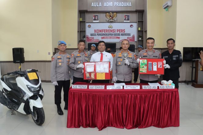
 Kubur Sabu di Kandang Bebek, Dua Kurir Dibekuk Polisi
