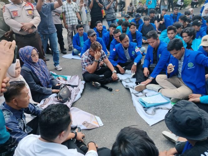 
 Ironis! Hanya Lima Anggota DPRK Langsa Sambut Demo Mahasiswa, Kenapa?