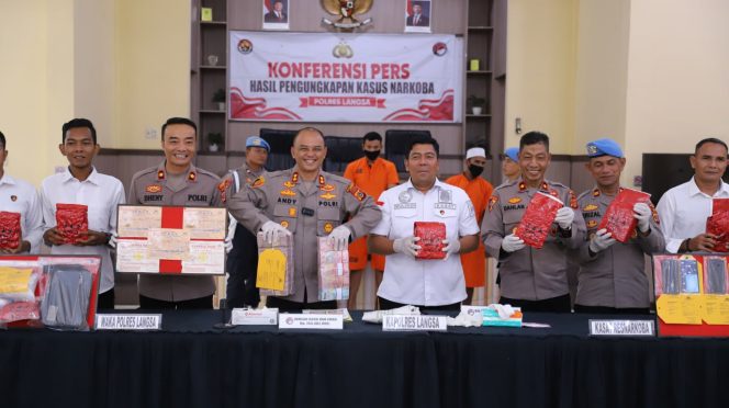 
 Polres Langsa Tangkap Tiga Pengedar Jaringan Internasional, 12,5 Kg Sabu dan Sita Emas serta Uang Tunai Rp743 Juta