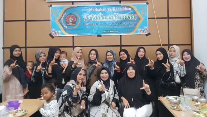 Ibu-ibu IKWI Langsa berpose usai buka Puasa bersama.