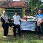 Direktur dan Pengurus BUMDes Sukajadi Makmur, Kota Langsa membagikan parsel lebaran.