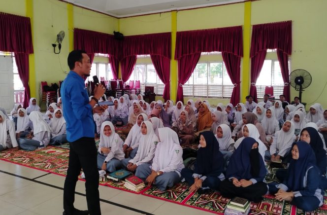 
 Ketua PWI Putra Zulfirman saat memberi materi kegiatan literasi ramadhan di SMKN 3 Langsa. Senin (10/03).