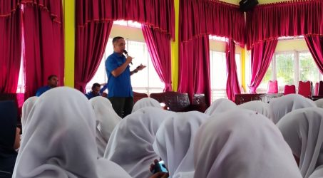 Sekretaris PWI M. Syafrizal memberi materi kegiatan Literasi Ramadhan di SMKN 3 Langsa. Senin (10/03).
