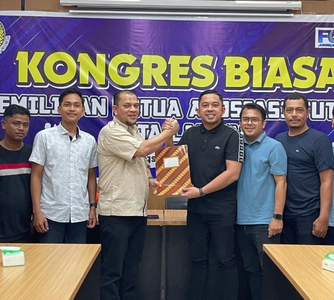 
 Salam Olahraga, M. Bayu Setiawan (baju hitam) menyerahkan dokumen kongres kepada ketua Asosiasi Futsal Aceh, Muhammad Zulfri.
