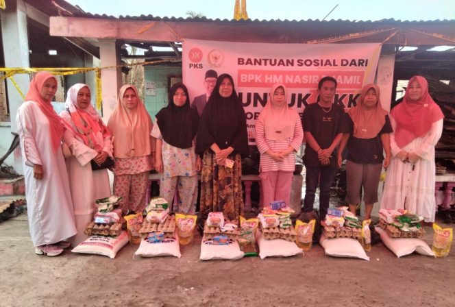
 Anggota DPR RI Nasir Djamil Bantu Korban Kebakaran di Langsa