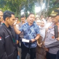 Ketua beserta Wakil Ketua didampingi para anggota DPRK Langsa saat menemui massa aksi.