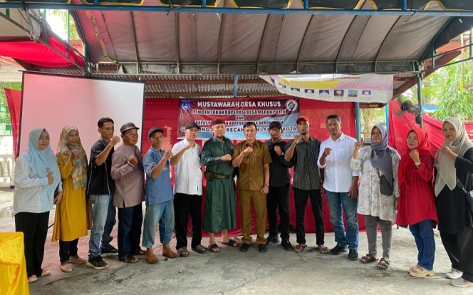 
 Foto bersama Pj Geuchik Ibrahim Jakfar bersama pengurus Koperasi Merah Putih.