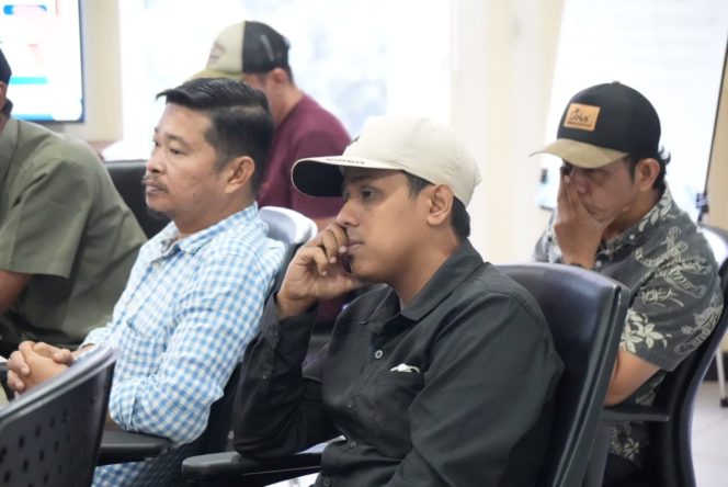 
 Chairul mengenakan topi warna putih.