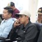 Chairul mengenakan topi warna putih.
