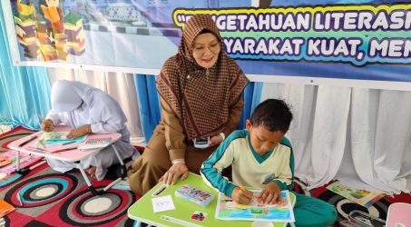 Panitia mengawasi peserta saat perlombaan berlangsung.