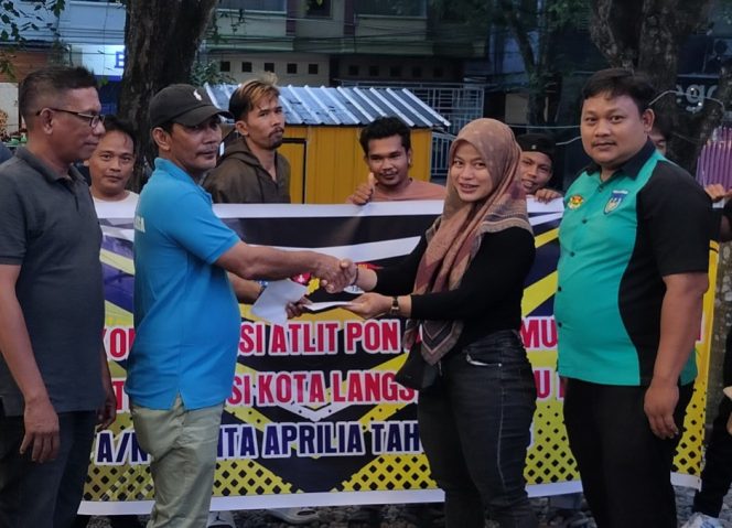 
 Nadita Aprilia (baju hitam) saat pelepasan Pelatnas oleh Ketua Pabsi Langsa didampingi pelatih.