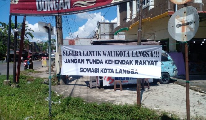 
 Spanduk desakan pelantikan Wali Kota Langsa terpilih mulai bertebaran.