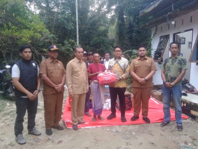 
 Wakil Wali Kota Langsa Serahkan Bantuan Masa Panik untuk Korban Kebakaran Gampong Suka Jadi Makmur