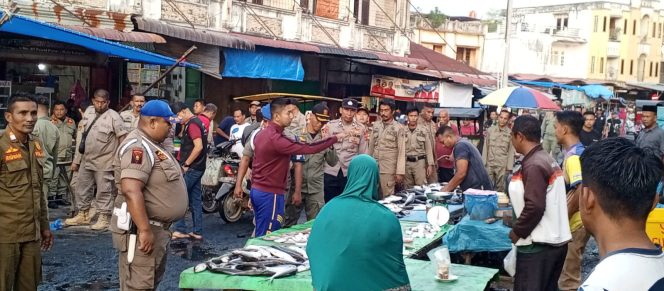 
 Makan Badan Jalan, Satpol PP Langsa Tertibkan Pedagang Liar di Pasar